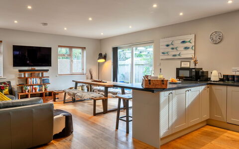 Gwelmor: Mueble, Diseño De Interiores, Piso, Suelo, Madera, Techo, Habitación, Cocina, Suelos De Madera, Encendiendo