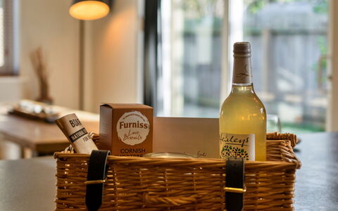 Gwelmor: Botella, Cesta, Mimbre, Botella De Vidrio, Drinkware, Vino, Botella De Vino, Barware