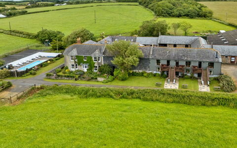 Squire, Quinceborough Farm: Barrio Residencial, Paisaje, Casa, Inmuebles, Vista Panorámica, Llanura, El Terreno Del Lote, Cabaña, Césped, Campo