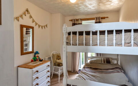Squire, Quinceborough Farm: Cama, Mueble, Habitación, Diseño De Interiores, Pared, Lecho, Madera, Sábana, Suelo, Piso