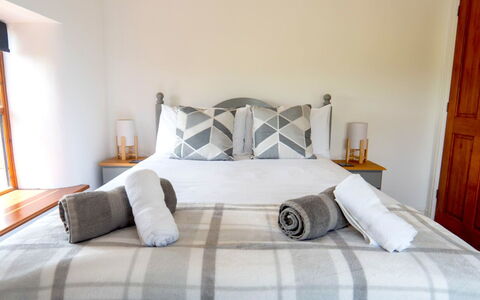 Olive Tree at Widemouth Bay: Cama, Mueble, Habitación, Lecho, Sábana, Diseño De Interiores, Madera, Piso, Suelo, Linos