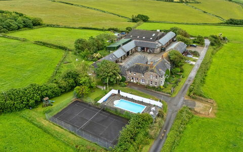 Barn, Quinceborough Farm: Inmuebles, Piscina, Vista Panorámica, Recurso, Césped, Villa, Paisajismo, Fotografía Aérea, Yarda, Hotel