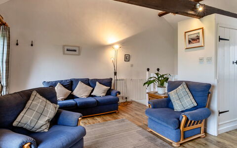 Barn, Quinceborough Farm: Mueble, Diseño De Interiores, Sofá, Madera, Piso, Suelo, Habitación, Techo, Sala, Casa
