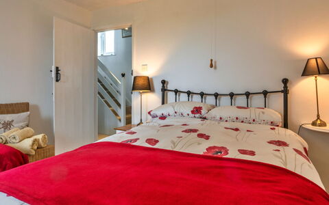 Barn, Quinceborough Farm: Cama, Mueble, Habitación, Lecho, Sábana, Diseño De Interiores, Pared, Madera, Habitación, Linos
