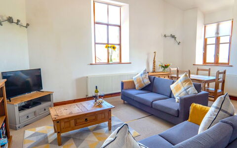 Fields Barn at Widemouth Bay: Mueble, Diseño De Interiores, Piso, Pared, Suelo, Madera, Techo, Sofá, Habitación, Sala