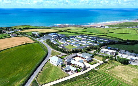 Fields Barn at Widemouth Bay: Vista Panorámica, Fotografía Aérea, Paisaje, Barrio Residencial, Llanura, El Terreno Del Lote, Campo, Suburbio, Mar, Inmuebles