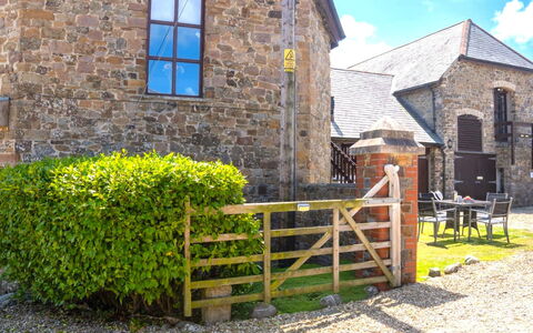 Fields Barn at Widemouth Bay: Cabaña, Casa, Puerta, Área Rural, Cobertura Del Suelo, Inmuebles, Casa De Campo, Jardín, Césped
