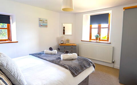 Fields Barn at Widemouth Bay: Mueble, Pared, Diseño De Interiores, Madera, Cama, Piso, Habitación, Suelo, Casa, Sábana