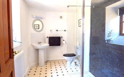 Fields Barn at Widemouth Bay: Baño, Piso, Arreglo De Tubería, Suelo, Diseño De Interiores, Pared, Grifo, Plomería, Lavabo Del Baño, Lavabo