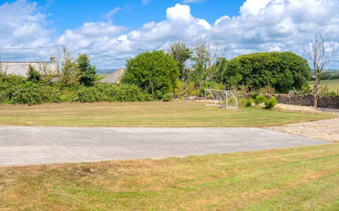 Fields Barn at Widemouth Bay: Cielo, Tiempo De Día, Hierba, Nube, Llanura, Pradera, El Terreno Del Lote, Área Rural, Césped, Cúmulo