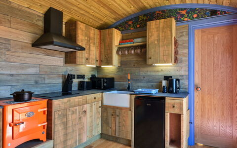 Manderley: Madera, Cocina, Mostrador, Piso, Mueble, Aparato De Cocina, Electrodoméstico, Suelo, Diseño De Interiores, Manchas De Madera