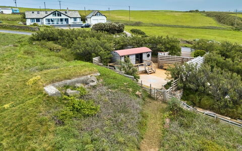 Manderley: Casa, Arbusto, Casa, Cabaña, El Terreno Del Lote, Área Rural, Cobertura Del Suelo, Inmuebles, Pendiente, Porche