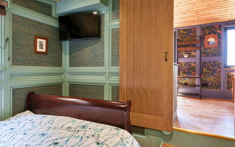 Manderley: Mueble, Habitación, Pared, Cama, Diseño De Interiores, Madera, Suelo, Piso, Lecho, Sábana