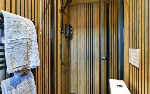 Manderley: Madera, Arreglo De Tubería, Baño, Piso, Diseño De Interiores, Suelo, Plomería, Grifo, Lavabo, Baño