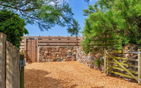 Manderley: Paisaje, Cerca, Jardín, Sombra, Inicio De Esgrima, Paisajismo, Patio Interior, Yarda