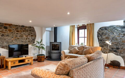 Roost, Quinceborough Farm: Mueble, Diseño De Interiores, Piso, Suelo, Madera, Techo, Habitación, Sofá, Encendiendo, Sala