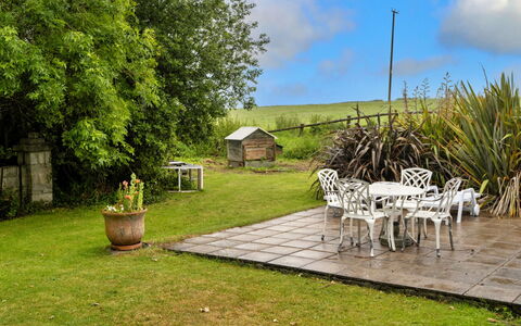 Roost, Quinceborough Farm: Mueble, Jardín, Arbusto, El Terreno Del Lote, Césped, Patio Interior, Paisajismo, Mueble Para Exteriores, Yarda, Silla