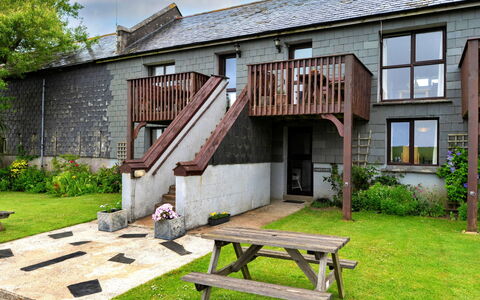 Mucklow, Quinceborough Farm: Cabaña, Césped, Jardín, Yarda, Patio Interior, Paisajismo, Inmuebles, Patio, Escalera, Madera Dura