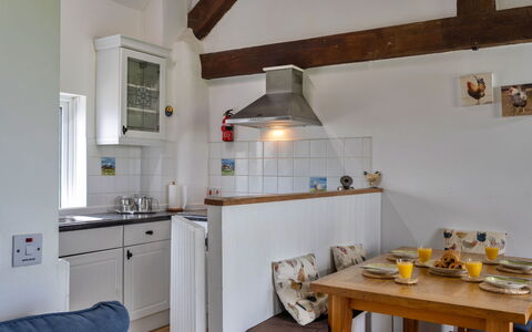 Mucklow, Quinceborough Farm: Mueble, Cocina, Piso, Diseño De Interiores, Mostrador, Pared, Gabinetes, Madera, Suelo, Techo