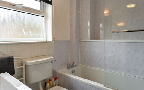 Mucklow, Quinceborough Farm: Bañera, Baño, Arreglo De Tubería, Diseño De Interiores, Suelo, Plomería, Piso, Grifo, Loseta, Habitación