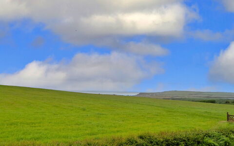 Mucklow, Quinceborough Farm: Azul, Cielo, Verde, Tiempo De Día, Nube, Hierba, Pradera, Entorno Natural, Paisaje Natural, Llanura