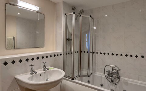 Goose, Quinceborough Farm: Baño, Arreglo De Tubería, Diseño De Interiores, Piso, Suelo, Grifo, Lavabo, Bañera, Plomería, Habitación