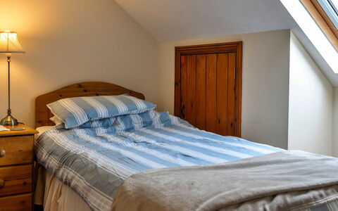 Goose, Quinceborough Farm: Cama, Habitación, Lecho, Mueble, Sábana, Madera, Diseño De Interiores, Piso, Suelo, Linos