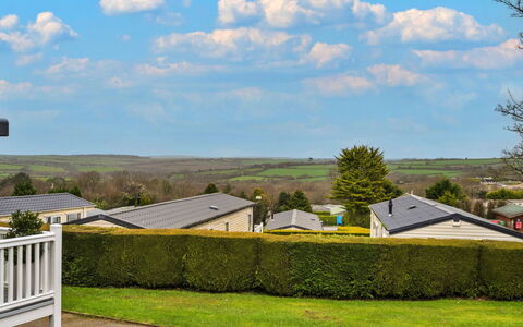 Pine Forest Lodge: Paisaje, Arbusto, Barrio Residencial, Techo, El Terreno Del Lote, Llanura, Inmuebles, Jardín, Cabaña, Césped
