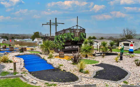 Pine Forest Lodge: Césped, Jardín, Paisajismo, Césped Artificial, Yarda, Parque
