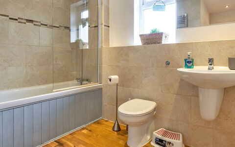 Tregirls: Baño, Piso, Suelo, Arreglo De Tubería, Pared, Bañera, Diseño De Interiores, Baño, Asiento Del Baño, Plomería
