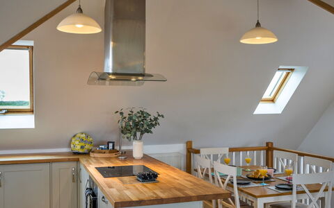 Tregirls: Mueble, Diseño De Interiores, Piso, Madera, Techo, Suelo, Lámpara, Cocina, Mostrador, Habitación