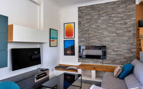 Three Gables: Mueble, Diseño De Interiores, Piso, Pared, Sofá, Televisión, Sala, Suelo, Madera, Techo