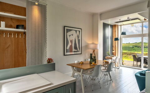 Three Gables: Mueble, Diseño De Interiores, Piso, Cocina, Mostrador, Madera, Techo, Suelo, Silla, Encendiendo