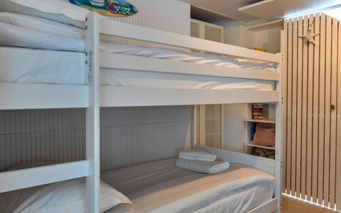 Three Gables: Habitación, Madera, Diseño De Interiores, Cama, Litera, Techo, Piso, Suelo, Mueble, Sábana