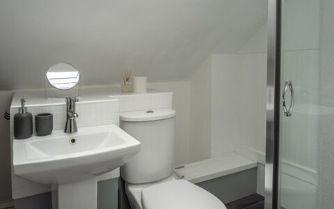 Three Gables: Baño, Lavabo Del Baño, Arreglo De Tubería, Lavabo, Asiento Del Baño, Pared, Baño, Piso, Diseño De Interiores, Suelo