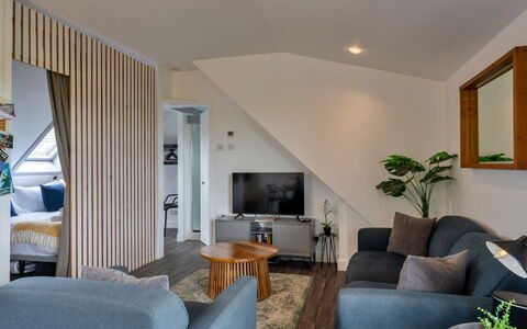 Sea 2: Mueble, Diseño De Interiores, Piso, Suelo, Pared, Sofá, Madera, Techo, Habitación, Sala