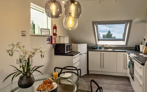 Sea 2: Diseño De Interiores, Mueble, Techo, Lámpara, Madera, Piso, Encendiendo, Cocina, Mostrador, Casa
