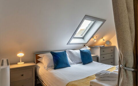 Sea 2: Cama, Diseño De Interiores, Mueble, Habitación, Madera, Sábana, Suelo, Lecho, Piso, Techo