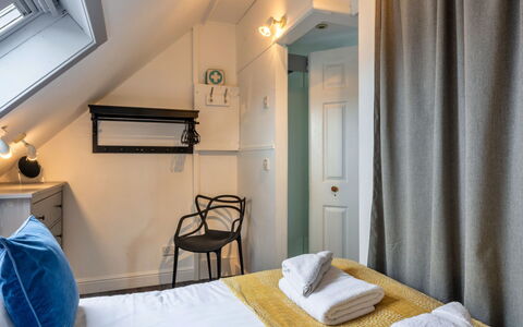 Saltwater Hideaway: Puerta, Habitación, Hotel, Lámpara, Lecho, Cama