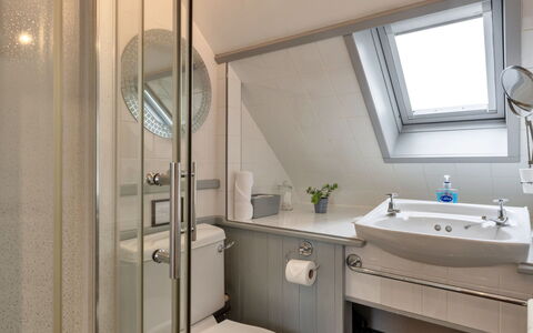 Sea 2: Baño, Arreglo De Tubería, Diseño De Interiores, Lavabo, Plomería, Lavabo Del Baño, Grifo, Suelo, Habitación, Espejo
