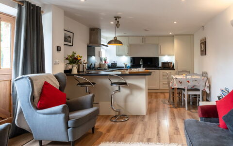 The Hayloft: Mueble, Diseño De Interiores, Piso, Madera, Suelo, Techo, Silla, Habitación, Mesa, Sala