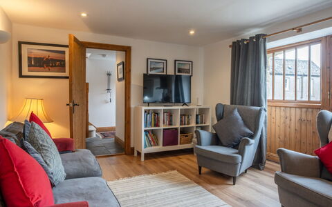 The Hayloft: Mueble, Diseño De Interiores, Sofá, Piso, Pared, Suelo, Madera, Habitación, Sala, Techo