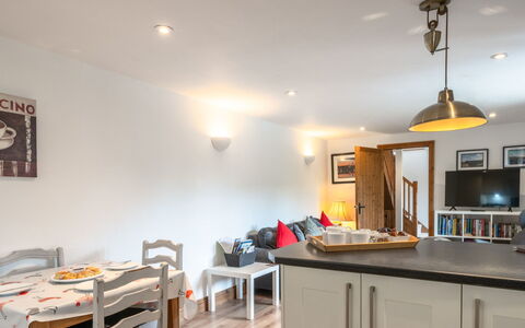 The Hayloft: Mueble, Diseño De Interiores, Madera, Techo, Piso, Cocina, Habitación, Suelo, Encendiendo, Mostrador