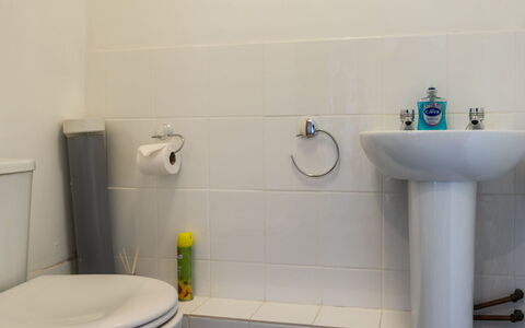 The Hayloft: Baño, Arreglo De Tubería, Lavabo Del Baño, Piso, Lavabo, Suelo, Grifo, Plomería, Diseño De Interiores, Asiento Del Baño