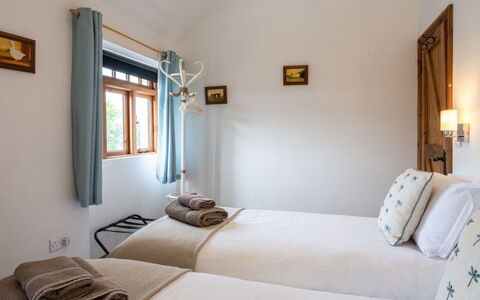 The Hayloft: Cama, Pared, Habitación, Madera, Diseño De Interiores, Mueble, Sábana, Lecho, Techo, Casa