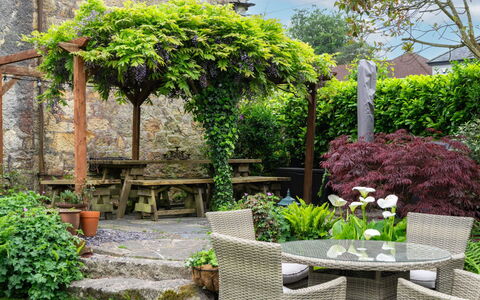 Swallow Cottage: Arbusto, Jardín, Planta De La Comunidad, Sombra, Mueble Para Exteriores, Mueble, Cobertura Del Suelo, Primavera, Mesa Al Aire Libre
