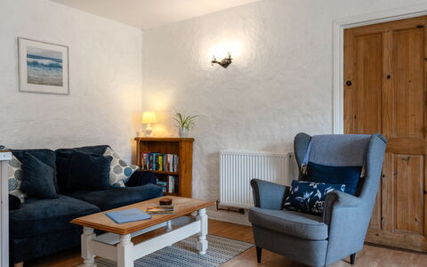 Swallow Cottage: Mueble, Diseño De Interiores, Pared, Piso, Madera, Suelo, Sofá, Sala, Habitación, Encendiendo