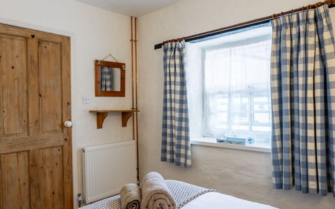 Swallow Cottage: Pared, Madera, Diseño De Interiores, Mueble, Textil, Habitación, Cama, Techo, Linos, Casa