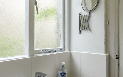 Swallow Cottage: Baño, Lavabo Del Baño, Arreglo De Tubería, Diseño De Interiores, Pared, Lavabo, Piso, Espejo, Grifo, Suelo