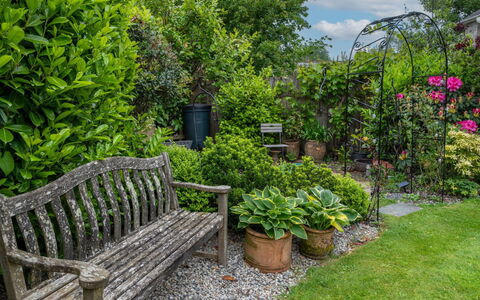 Swallow Cottage: Verde, Jardín, Arbusto, Banco Al Aire Libre, Planta De La Comunidad, Paisaje, Mueble Para Exteriores, Cobertura Del Suelo, Primavera
